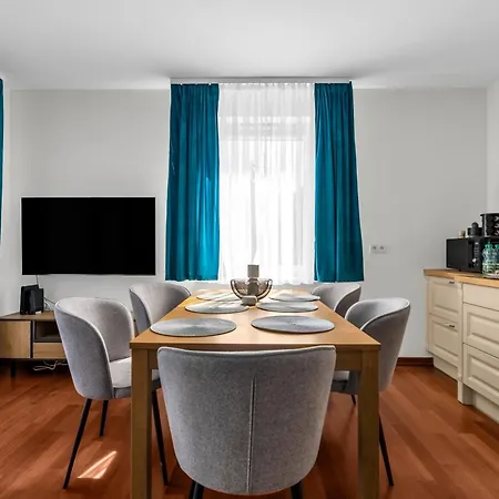 Sapphire Sky Deluxe Apartment Warsaw