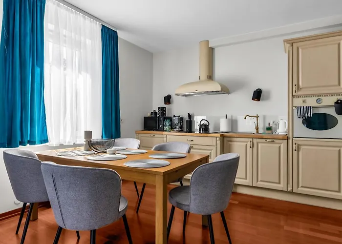 Sapphire Sky Deluxe By Bookinghost