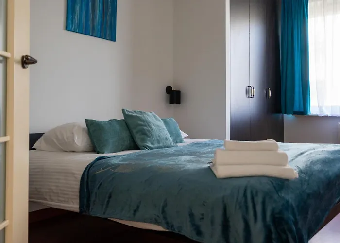 Sapphire Sky Deluxe By Bookinghost