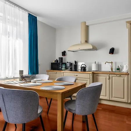 Sapphire Sky Deluxe By Bookinghost